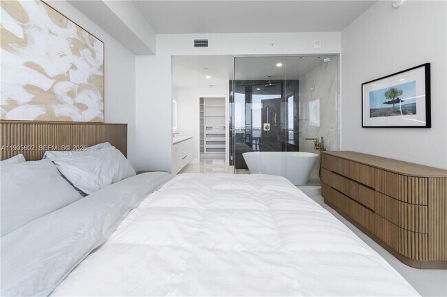 Building Photo - 700 NE 24th St