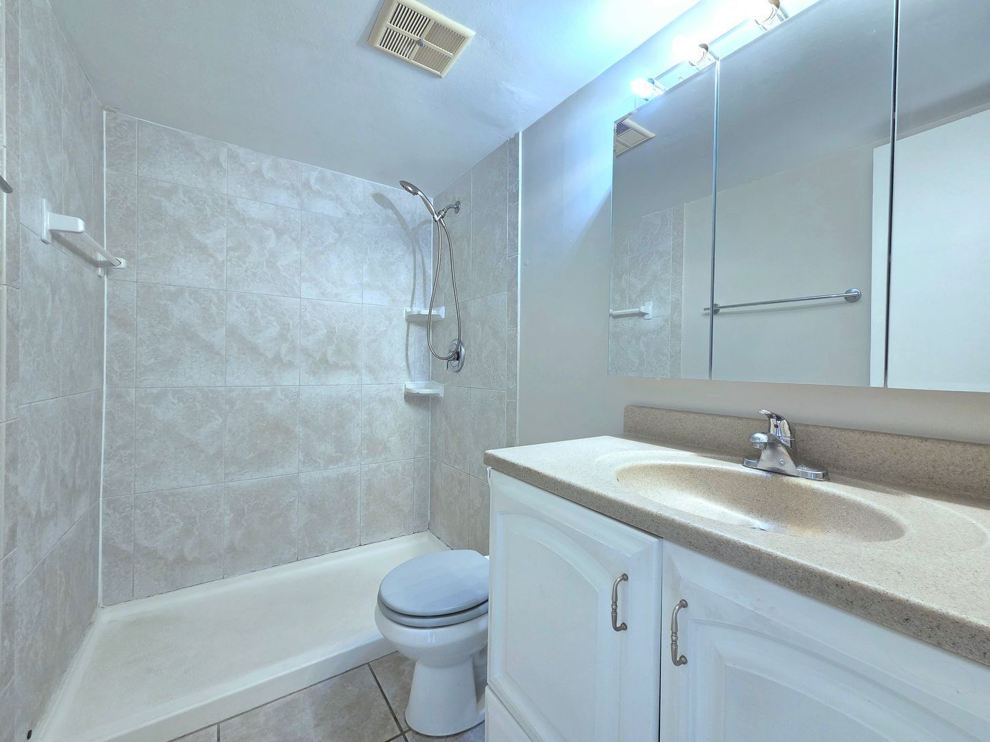 Building Photo - 584 Orange Dr