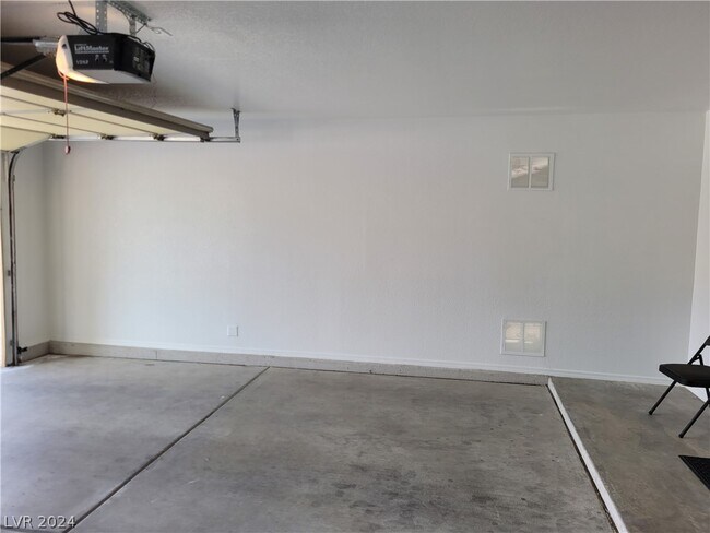 Building Photo - 9605 Sundial Dr