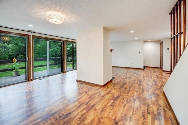 Building Photo - 559 Great Elm Way
