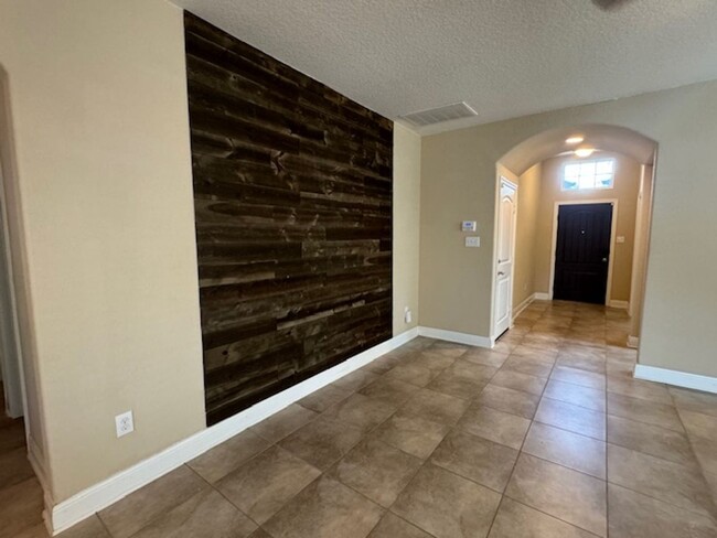 Building Photo - Beautiful Open Floor Plan with 3 Bedroom 2...