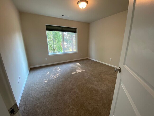 Building Photo - Large home SW Bend