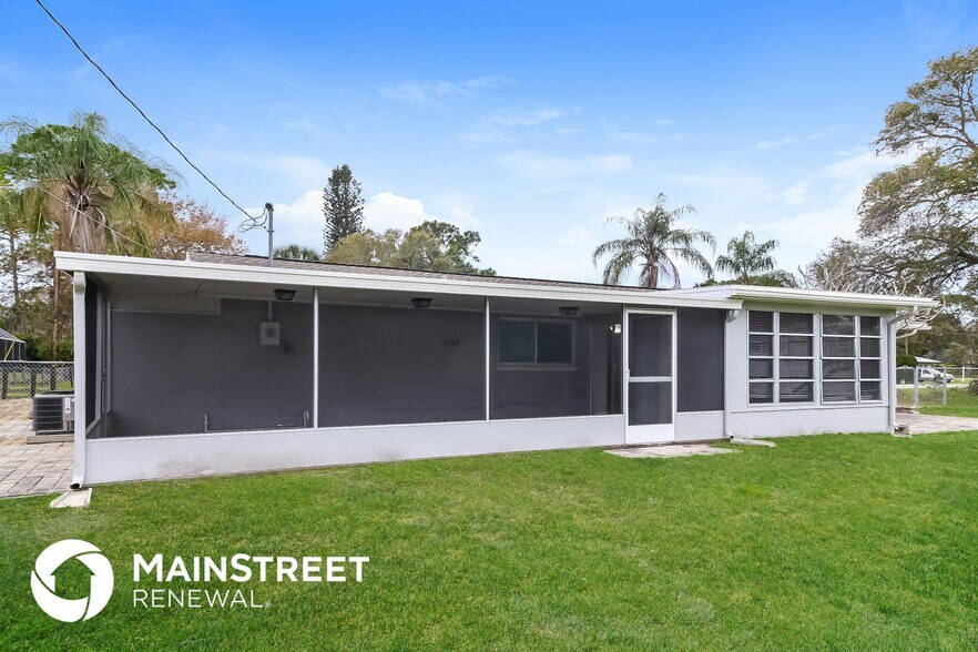 Building Photo - 4215 Tarpon Rd