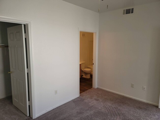 Building Photo - CENTRALLY LOCATED CONDO!