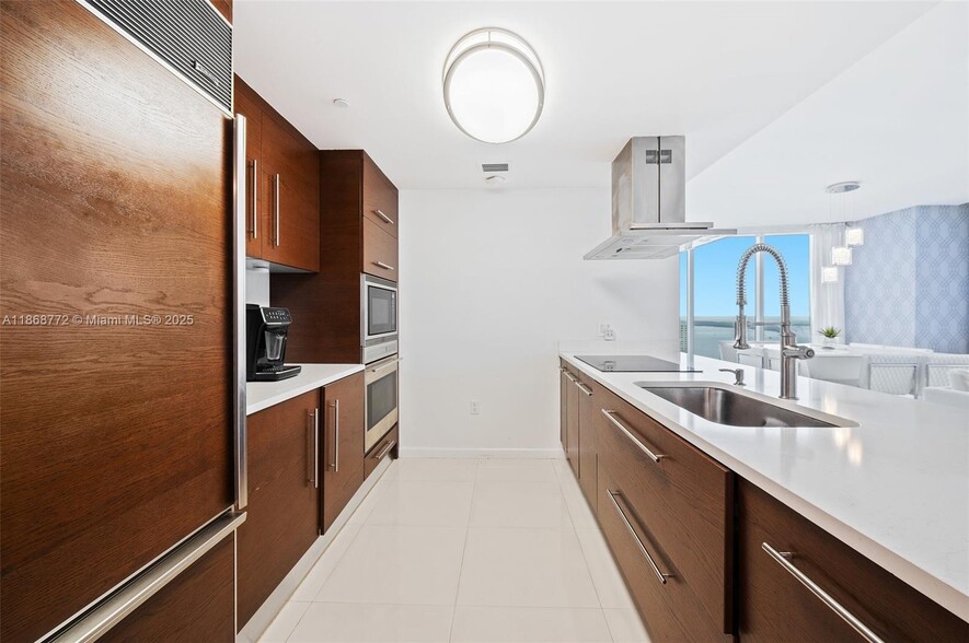 Building Photo - 495 Brickell Ave