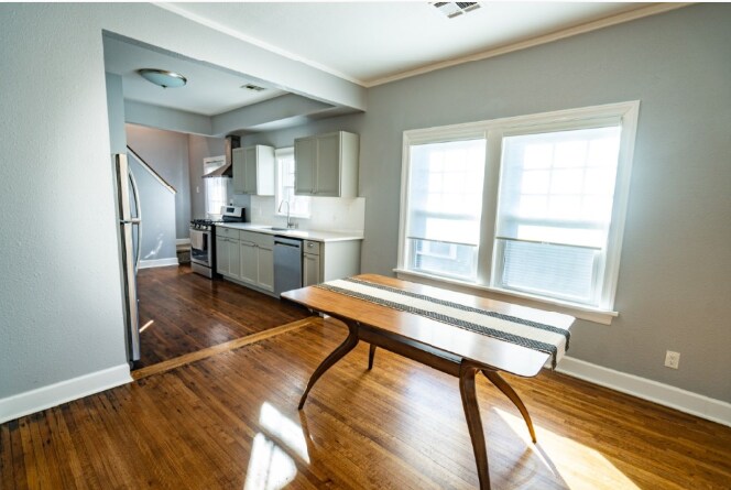 Building Photo - 2208 E 13th St