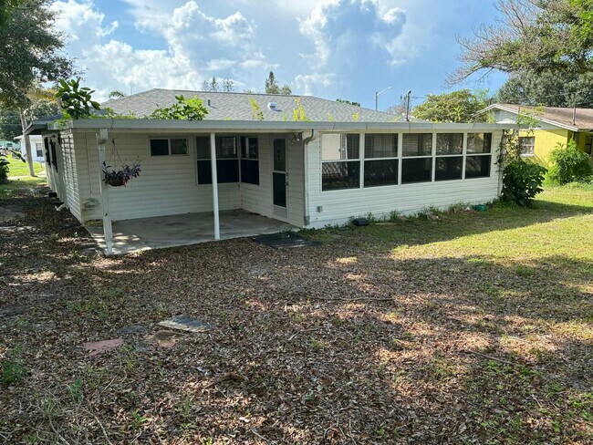 Building Photo - 202 Essex Dr