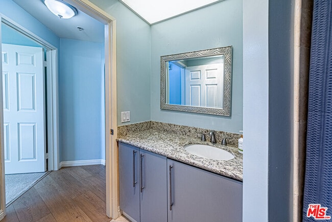Building Photo - 620 S Gramercy Pl