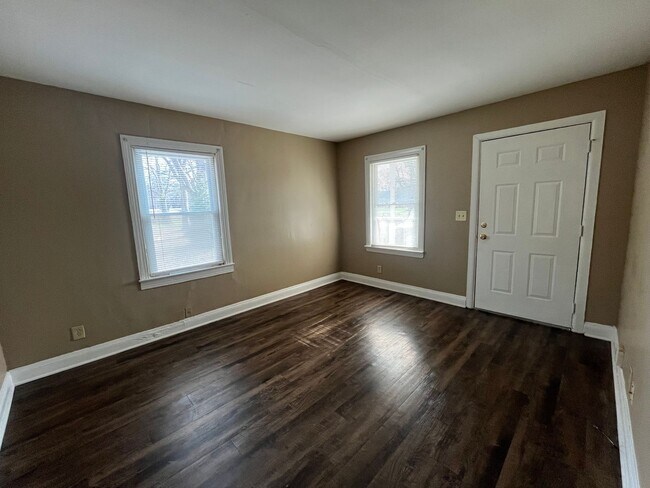 Building Photo - Updated 2 Bedroom 1 Bath Convenient Shively location