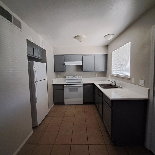 Building Photo - Two Bedroom Townhouse Available for Immediate Move-In