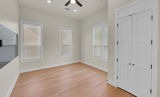 Building Photo - Beautiful 3 bedroom / 3 bath house available now!