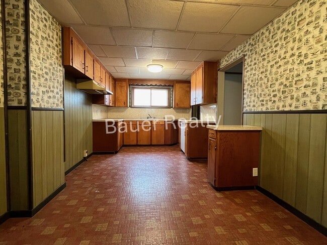 Building Photo - 3 -4 Bedroom Home Near Brookside Park