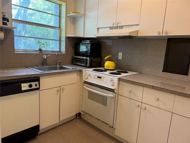 Building Photo - 7905 SW 57th Ave