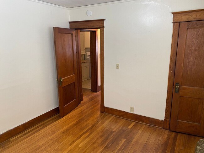 Building Photo - 827-833 Goodhue