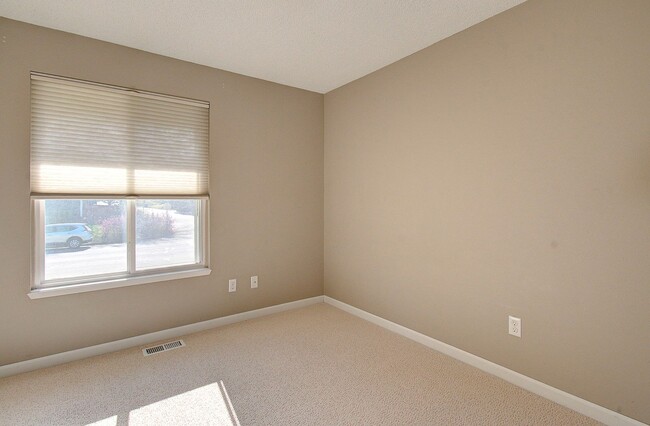 Building Photo - Spacious 4bd 2.5ba Home - Avail. Now!