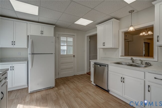 Building Photo - 5277 River Rd W