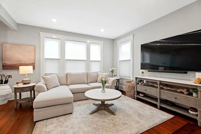 Building Photo - Beautifully Furnished 2 Bedroom Apartment