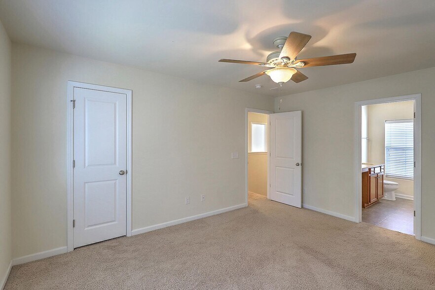 Building Photo - 1525 Oldenburg Dr