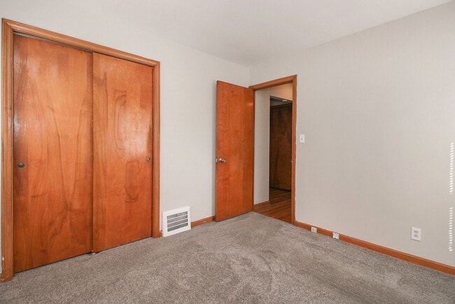 Building Photo - 3 bedroom Spacious Cape Cod!