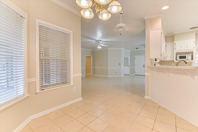 Building Photo - 2937 Hillcreek Dr