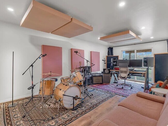 Building Photo - 1304 Lawrence Ave