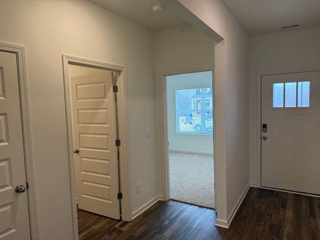 Building Photo - Springville Schools One Level 4 Bedroom / 3 Bathroom/ 3 Car Garage