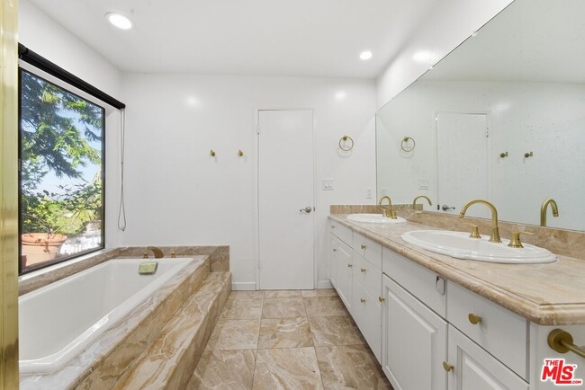 Building Photo - 3329 Dona Rosa Dr