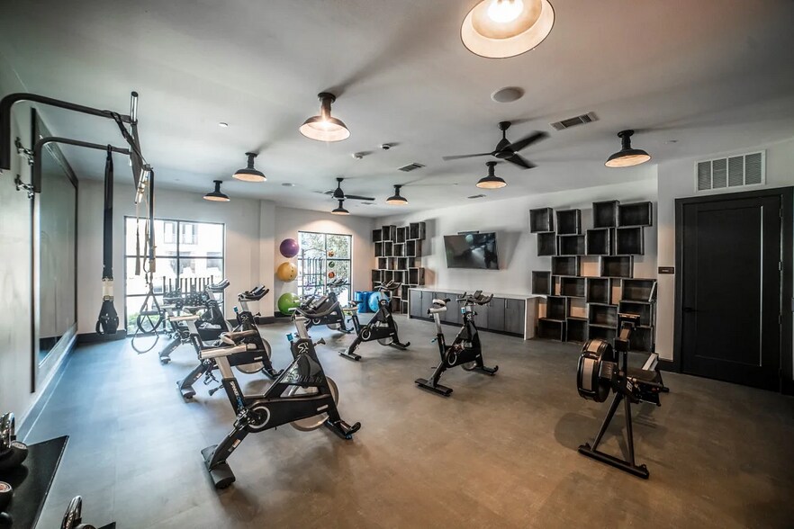 Building Photo - 502 E College St