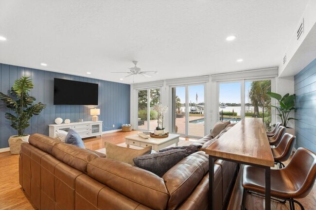 Building Photo - 114 S Lake Dr