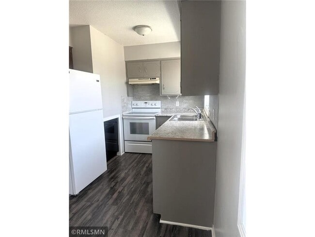 Building Photo - 880 E 6th St