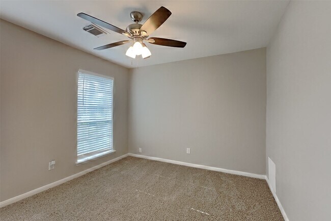 Building Photo - 19018 Oakway Dr