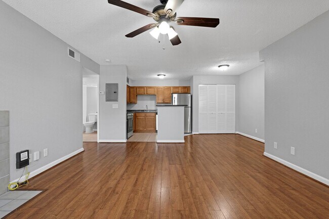 Building Photo - 1/1 Condo in Gated Lakefront Community ~ Laminate Flooring and Brand-New SS Appliances!!