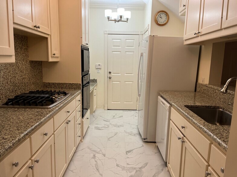 Building Photo - 6855 Bellgreen Dr