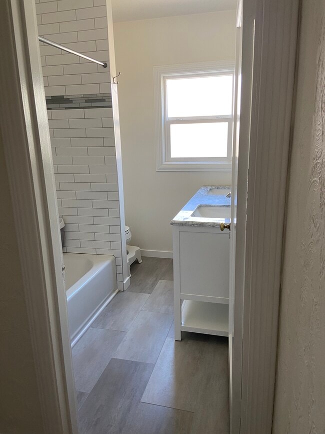 Main bathroom - 2034 Augustan Ave