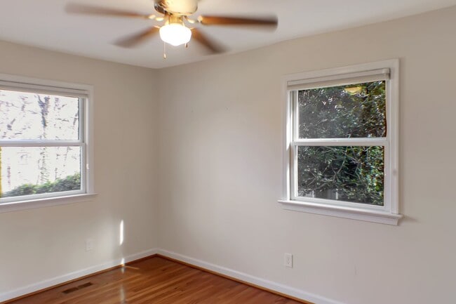 Building Photo - 4 Bedroom on 1 acre