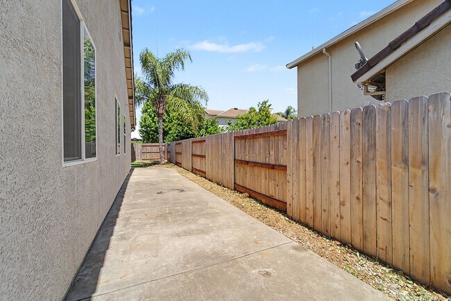 Building Photo - 4 bedroom 2 bath home located in Yuba City
