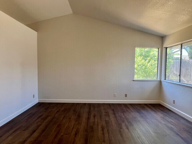 Building Photo - Charming 3 Bedroom 2 Bath Home in Elk Grov...