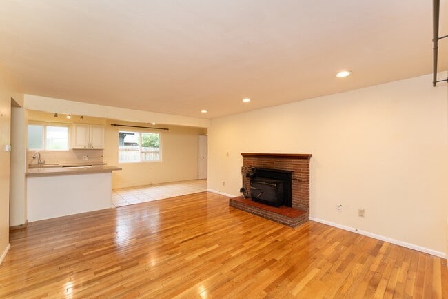 Building Photo - 804 NE 123rd St