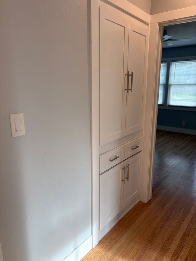 Building Photo - 454 S 4th St