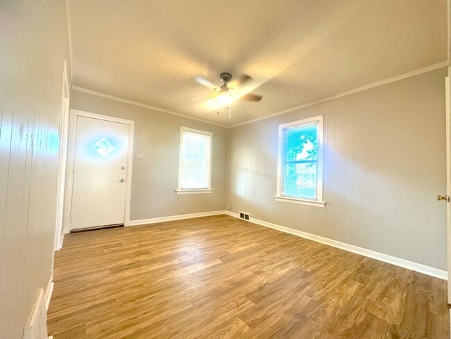 Building Photo - Recently Renovated 3-Bedroom Home in South City!