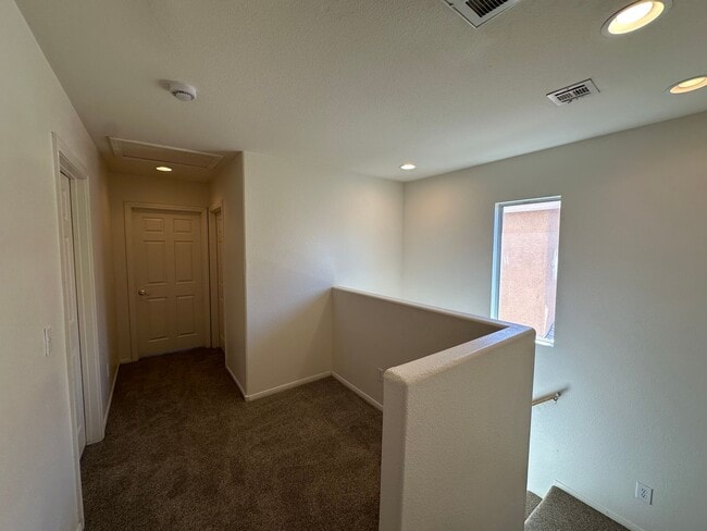 Building Photo - Great 3 Bedroom Home in Gated Community!