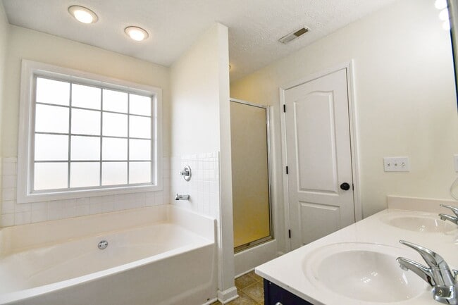 Building Photo - Pet Friendly Three Bedroom with Bonus!