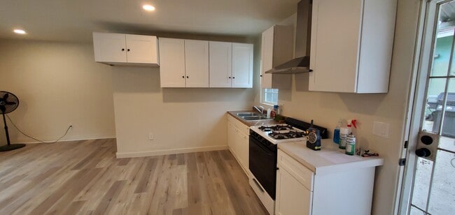 Building Photo - 566 E Fernleaf Ave