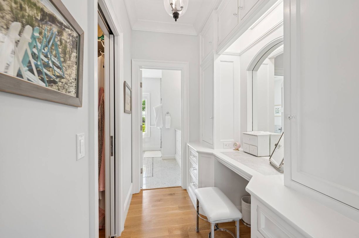 Building Photo - 32 W Neck Cir