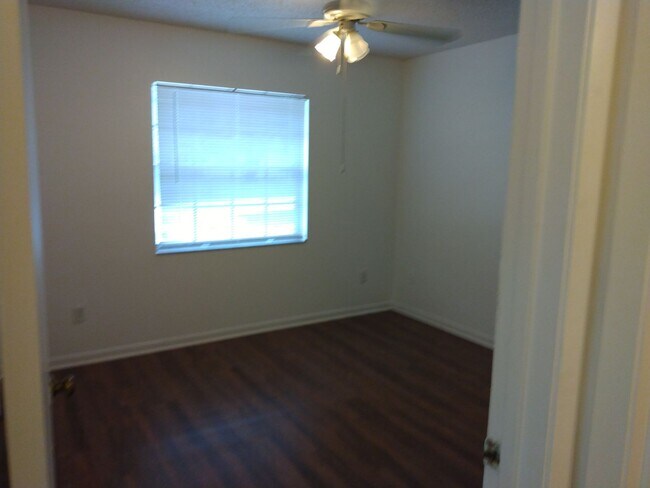 Building Photo - 2 bedroom 2 bathroom adorable house for rent