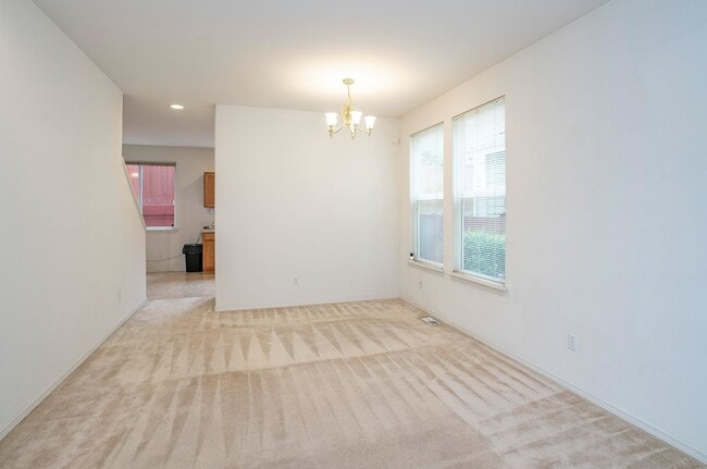 Building Photo - Spacious 4-Bedroom in Renton’s Serenity Ridge
