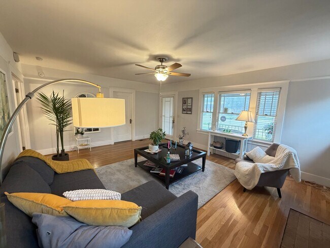 Building Photo - 2 Bed 1 Bath on a quiet street.