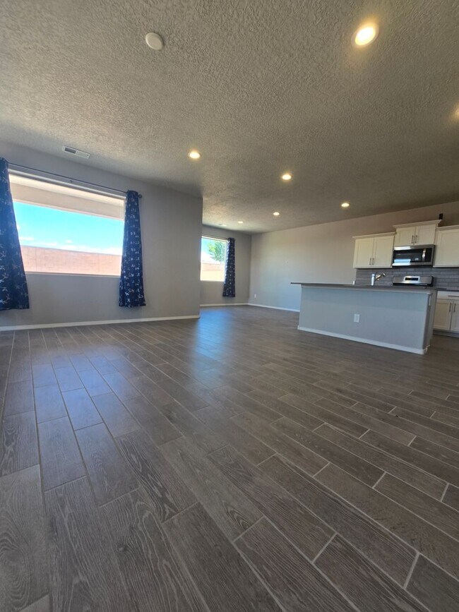 Building Photo - 4 bedroom in Los Diamantes