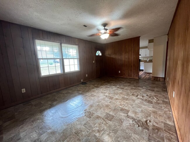 Building Photo - 11 Glenda Dr