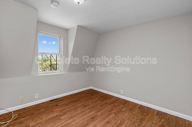 Building Photo - 3021 Iowa Ave